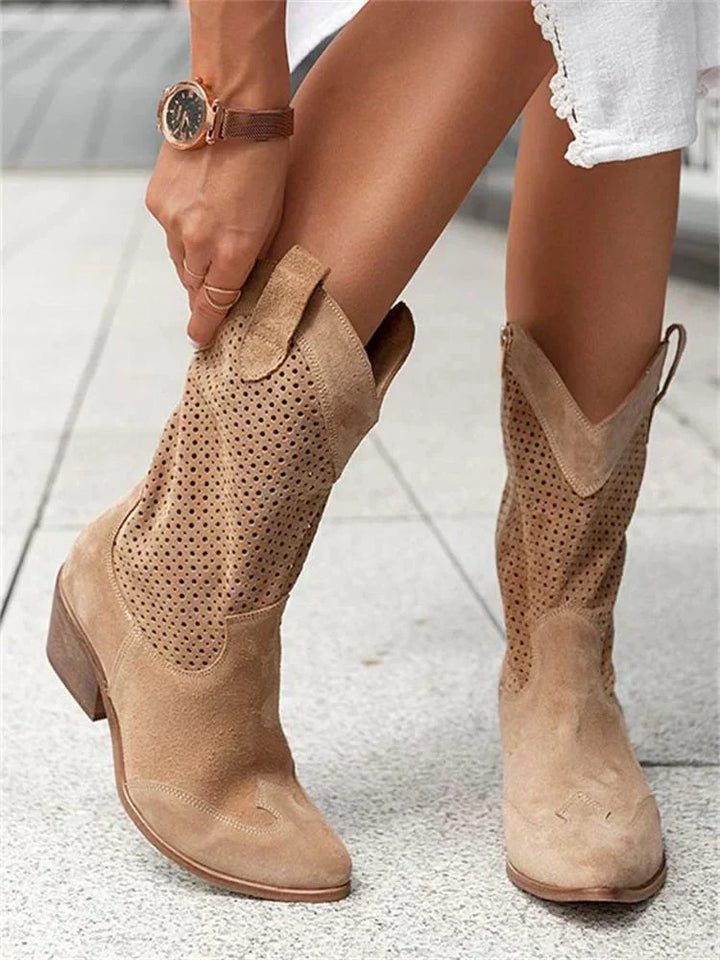"Bottes en cuir mi-hautes perforées vues de face, élégance et confort, style western, chaussure femme respirante."