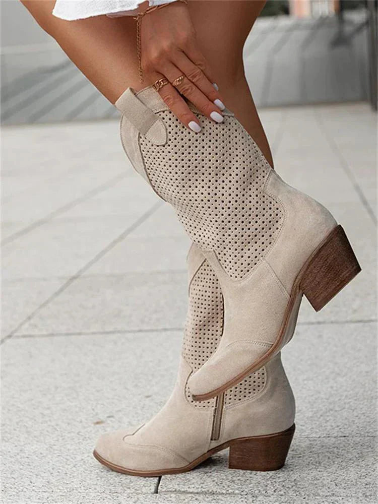 "Bottes en cuir mi-hautes perforées vues de face, élégance et confort, style western, chaussure femme respirante."