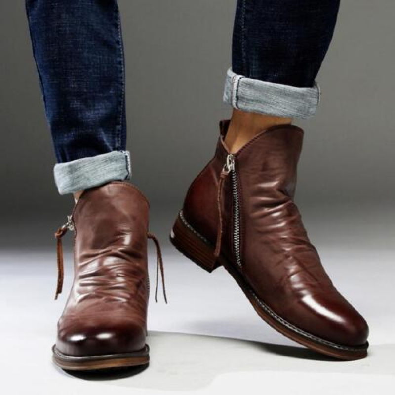 "Bottes en cuir noir pour femmes, élégantes, semelle antidérapante, vue de côté, design moderne et épuré, look mode."