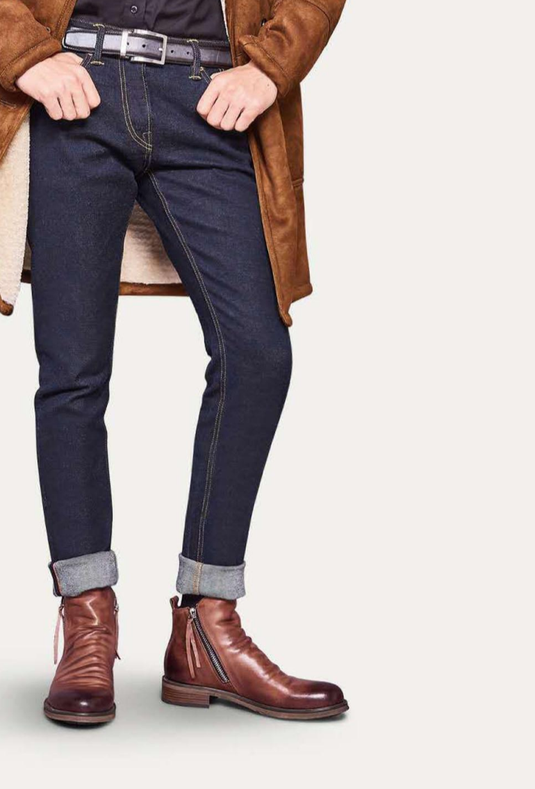 "Bottes en cuir noir pour femmes, élégantes, semelle antidérapante, vue de côté, design moderne et épuré, look mode."