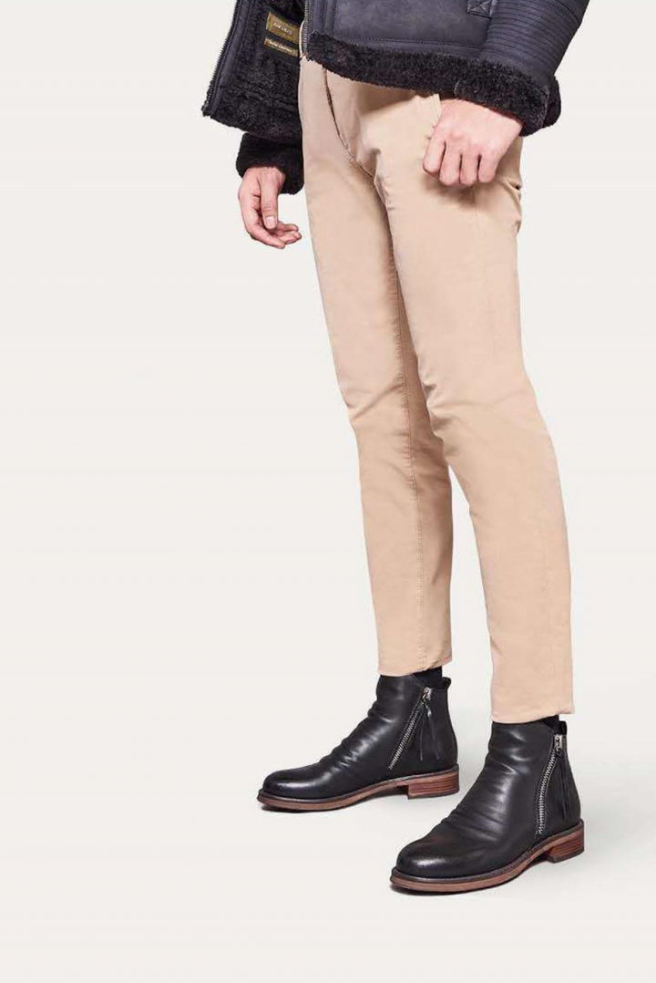 "Bottes en cuir noir pour femmes, élégantes, semelle antidérapante, vue de côté, design moderne et épuré, look mode."