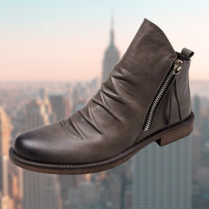 "Bottes en cuir noir pour femmes, élégantes, semelle antidérapante, vue de côté, design moderne et épuré, look mode."