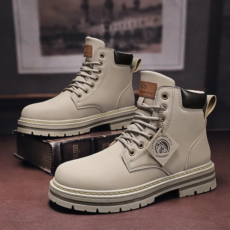 "Bottes en cuir pour hommes, élégantes brunes, confortables et robustes, semelle adhérente pour style chic intemporel."