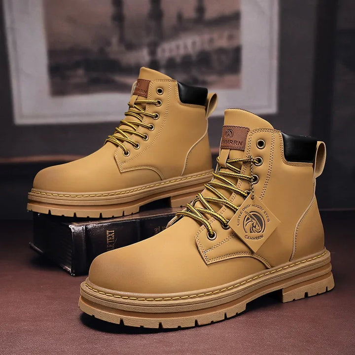 "Bottes en cuir pour hommes, élégantes brunes, confortables et robustes, semelle adhérente pour style chic intemporel."