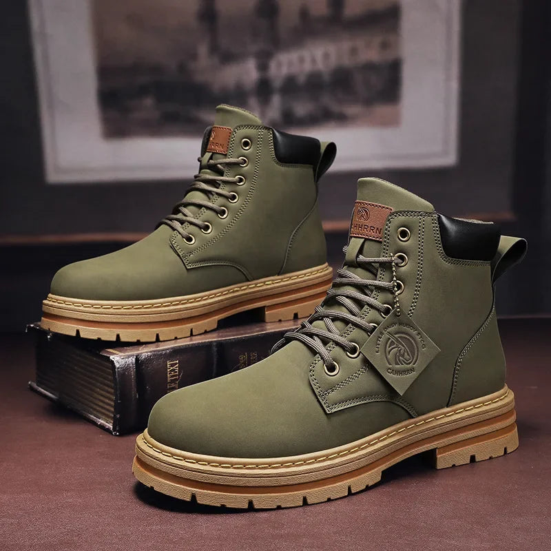 "Bottes en cuir pour hommes, élégantes brunes, confortables et robustes, semelle adhérente pour style chic intemporel."