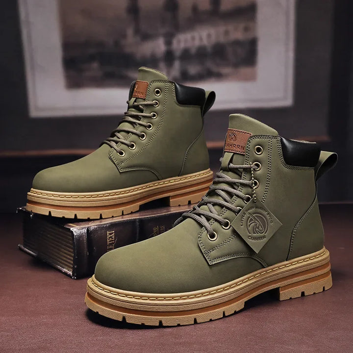 "Bottes en cuir pour hommes, élégantes brunes, confortables et robustes, semelle adhérente pour style chic intemporel."