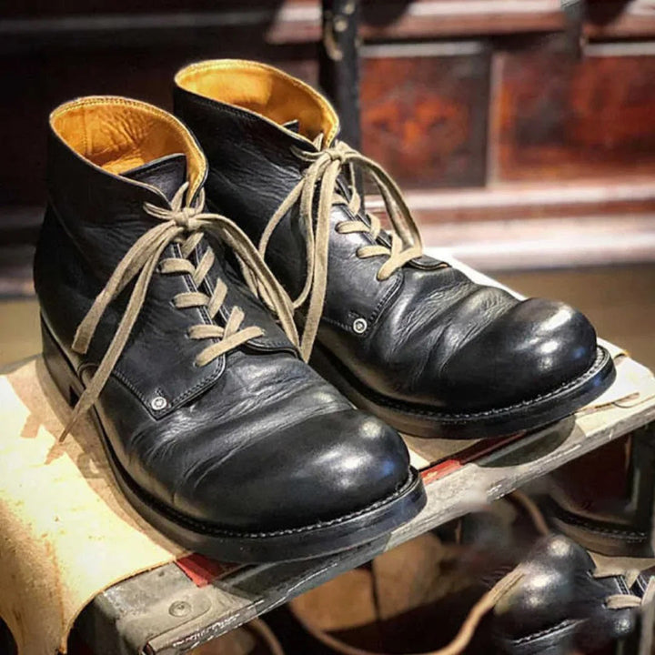 "Bottes en cuir pour hommes, marron foncé, avec talon élégant, style moderne et confortable, parfaites pour toutes tenues."