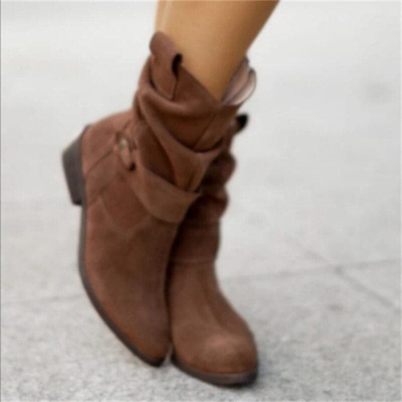 "Bottes femme en daim élégant, coupe ample, lanières et boucles décoratives, style automne-hiver."