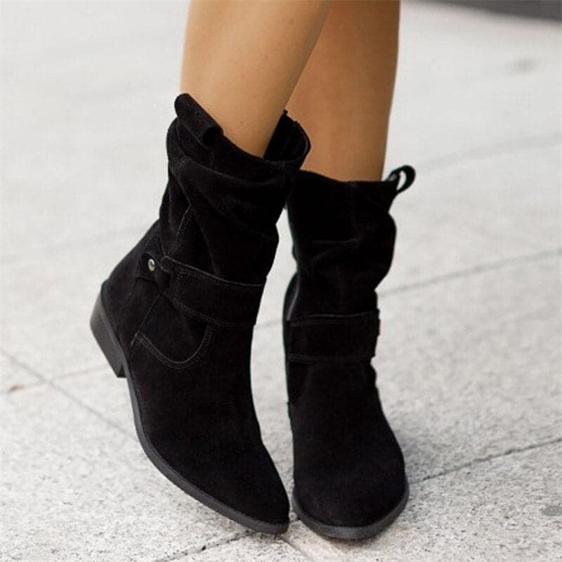 "Bottes femme en daim élégant, coupe ample, lanières et boucles décoratives, style automne-hiver."