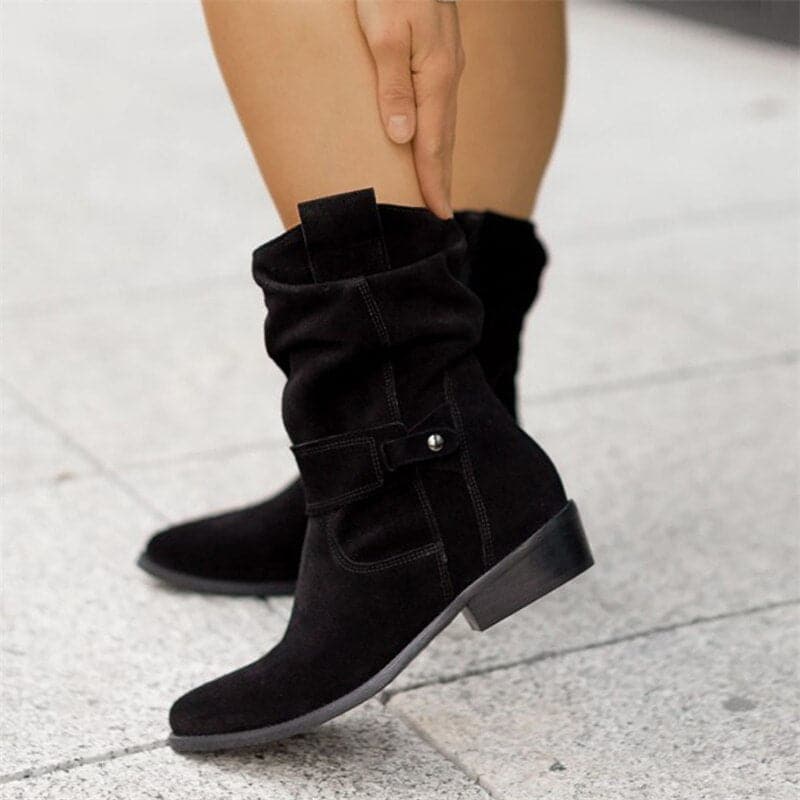 "Bottes femme en daim élégant, coupe ample, lanières et boucles décoratives, style automne-hiver."