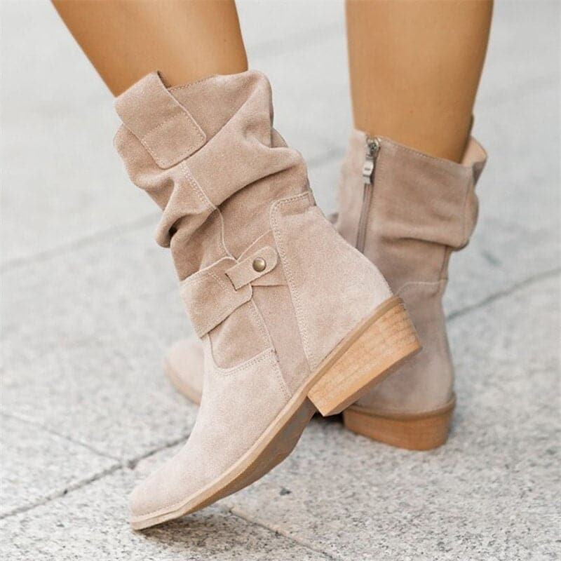 "Bottes femme en daim élégant, coupe ample, lanières et boucles décoratives, style automne-hiver."