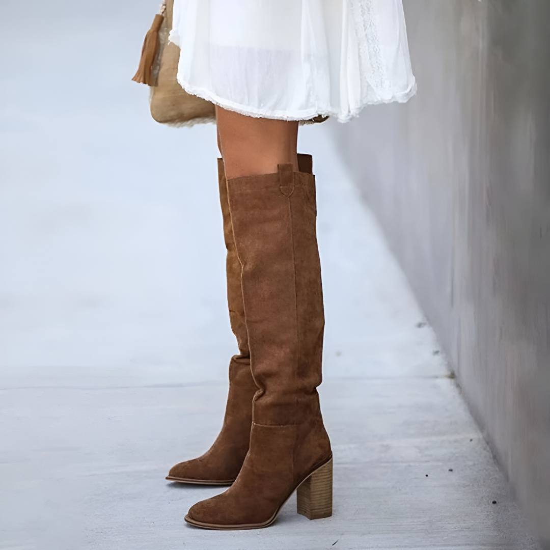 "Bottes hautes élégantes femme, talon large stable, cuir lisse brun, design raffiné pour style et confort"