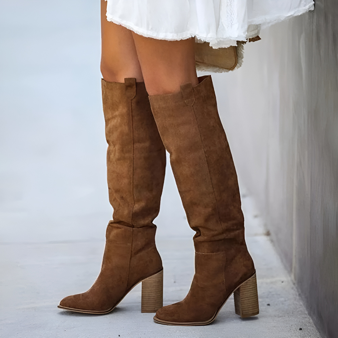"Bottes hautes élégantes femme, talon large stable, cuir lisse brun, design raffiné pour style et confort"