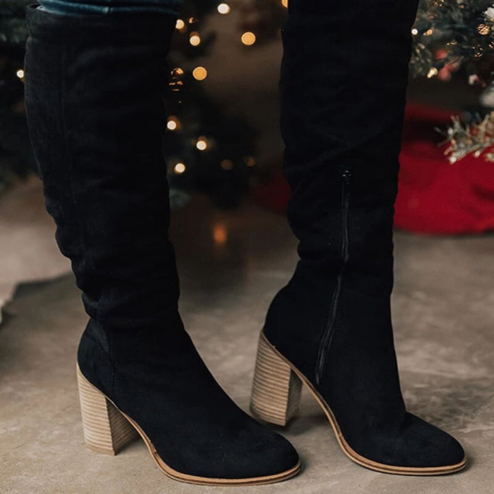 Bottes hautes élégantes pour femmes, design moderne, en cuir brun, idéales pour l'hiver et les occasions spéciales.