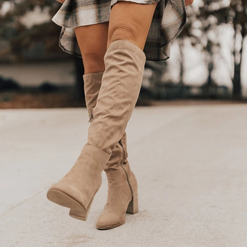 Bottes hautes élégantes pour femmes, design moderne, en cuir brun, idéales pour l'hiver et les occasions spéciales.
