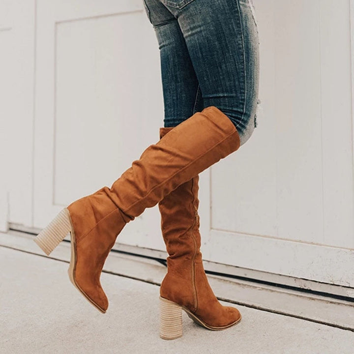 Bottes hautes élégantes pour femmes, design moderne, en cuir brun, idéales pour l'hiver et les occasions spéciales.