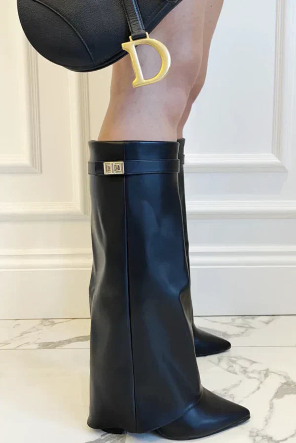 "Bottes hautes en daim pour femme avec bout pointu, talon compensé et boucle dorée, élégance sophistiquée et moderne."