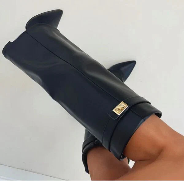 "Bottes hautes en daim pour femme avec bout pointu, talon compensé et boucle dorée, élégance sophistiquée et moderne."