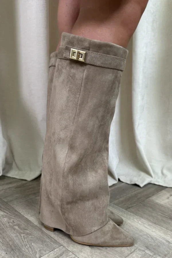 "Bottes hautes en daim pour femme avec bout pointu, talon compensé et boucle dorée, élégance sophistiquée et moderne."