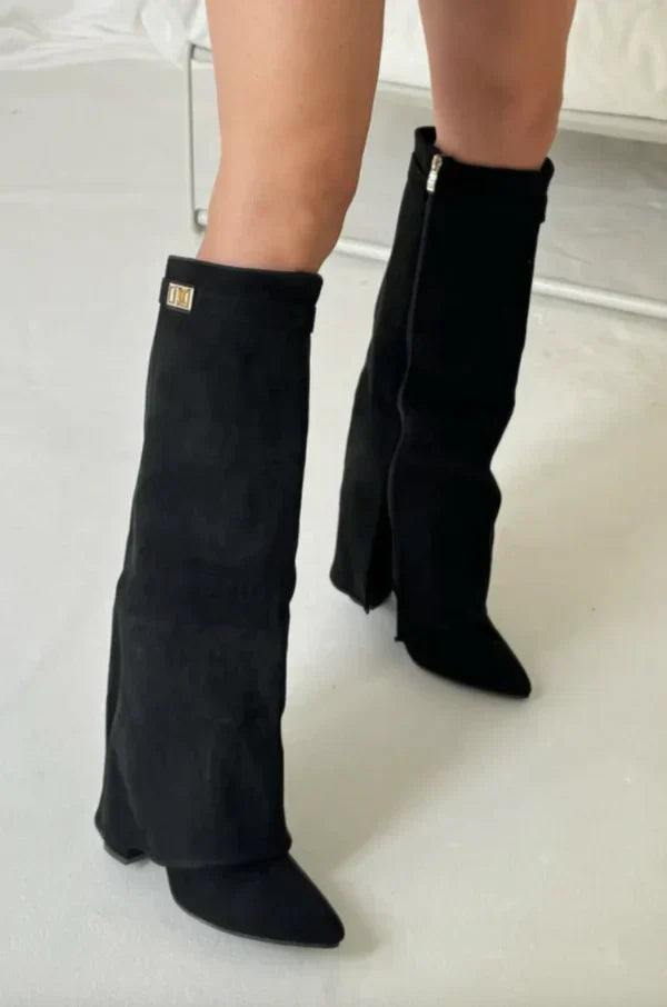 "Bottes hautes en daim pour femme avec bout pointu, talon compensé et boucle dorée, élégance sophistiquée et moderne."