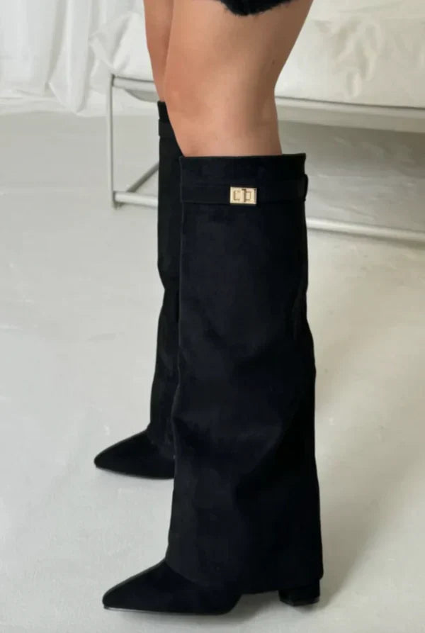 "Bottes hautes en daim pour femme avec bout pointu, talon compensé et boucle dorée, élégance sophistiquée et moderne."