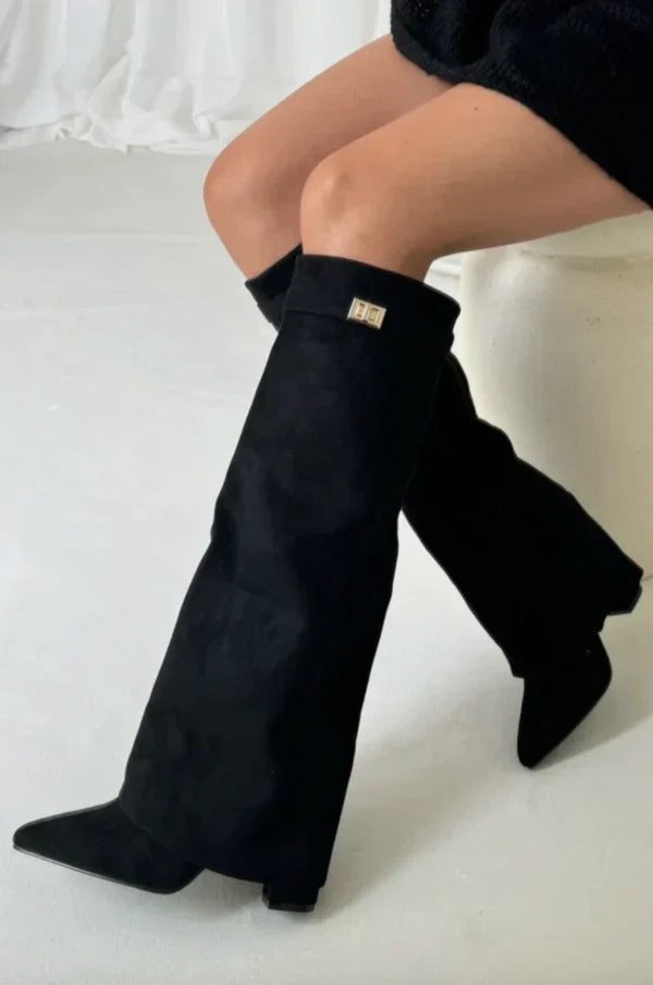 "Bottes hautes en daim pour femme avec bout pointu, talon compensé et boucle dorée, élégance sophistiquée et moderne."