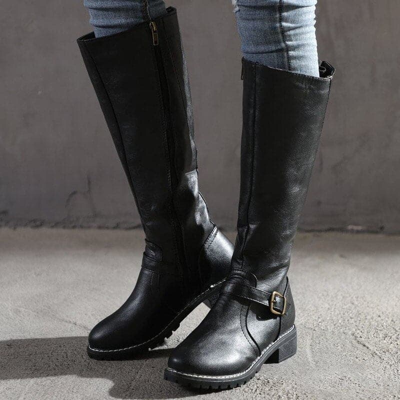 Bottes hautes femme, talon bloc, bout rond, marron, silhouette élancée, chic, confort, parfaites pour toutes occasions.