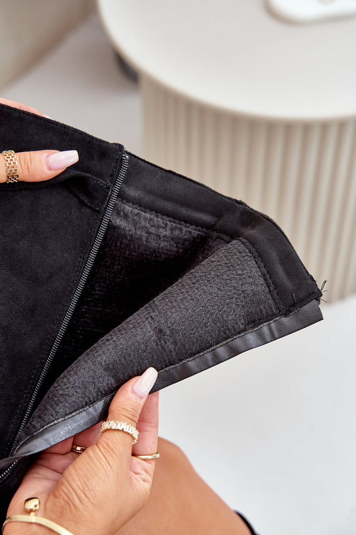 "Bottes hautes noires élégantes en suédine avec silhouette élancée et petit talon carré pour femmes."