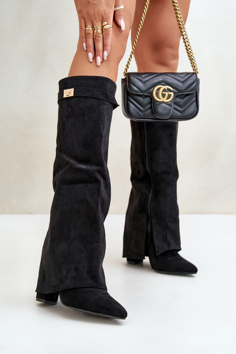 "Bottes hautes noires élégantes en suédine avec silhouette élancée et petit talon carré pour femmes."