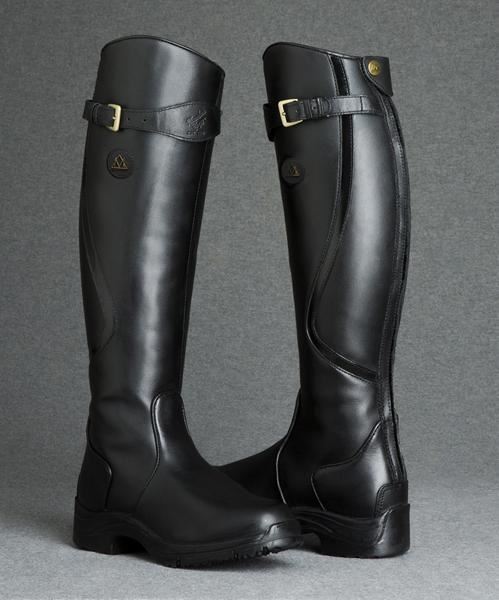 "Bottes imperméables élégantes pour femmes, couleur noire, finitions modernes, idéales par temps de pluie, confort optimal."