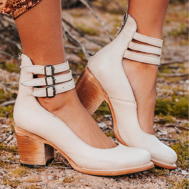 Bottes modernes élégantes pour femme, confortables et raffinées, avec design sophistiqué pour un style quotidien polyvalent.