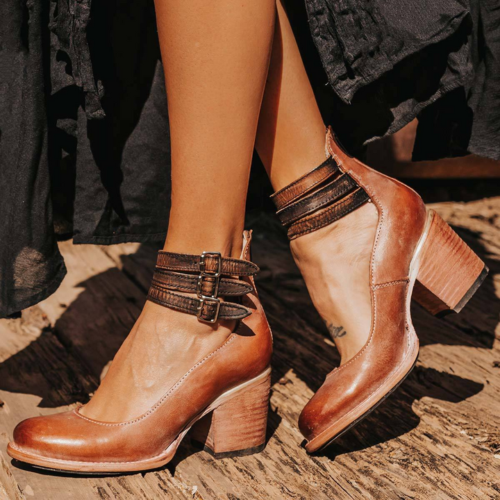 Bottes modernes élégantes pour femme, confortables et raffinées, avec design sophistiqué pour un style quotidien polyvalent.