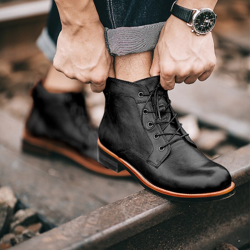 "Bottes orthopédiques en cuir marron, élégantes et confortables pour hommes, avec semelle intérieure de soutien."