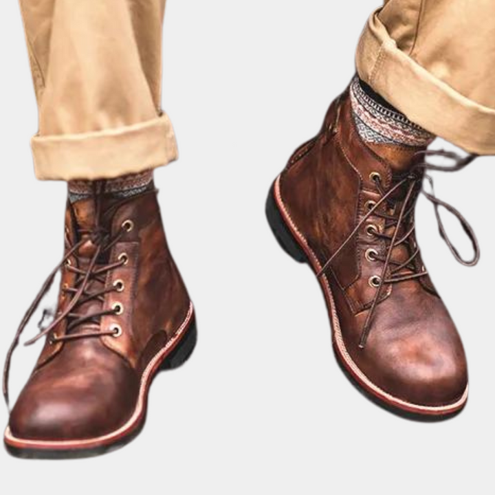 Bottes pour hommes en cuir brun, design élégant, doublure douce, semelle robustes, parfaites pour chaleur et confort.