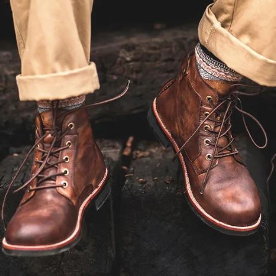 Bottes pour hommes en cuir brun, design élégant, doublure douce, semelle robustes, parfaites pour chaleur et confort.