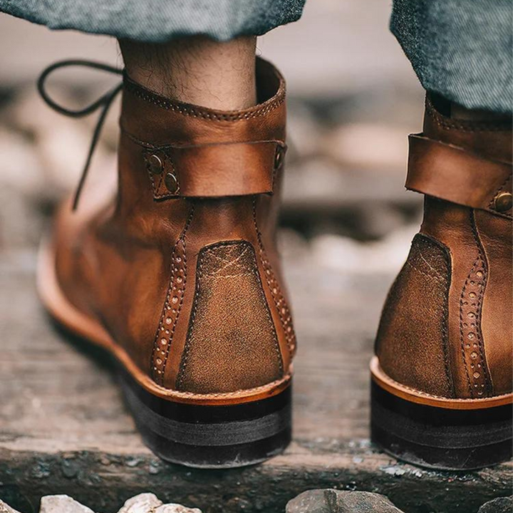 Bottes pour hommes en cuir brun, design élégant, doublure douce, semelle robustes, parfaites pour chaleur et confort.