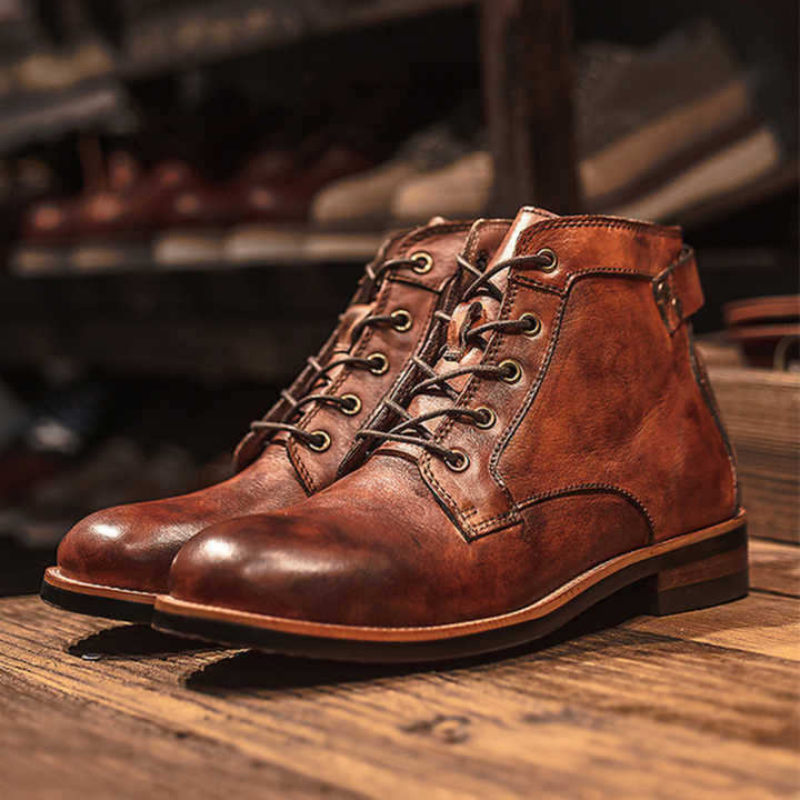 Bottes pour hommes en cuir brun, design élégant, doublure douce, semelle robustes, parfaites pour chaleur et confort.