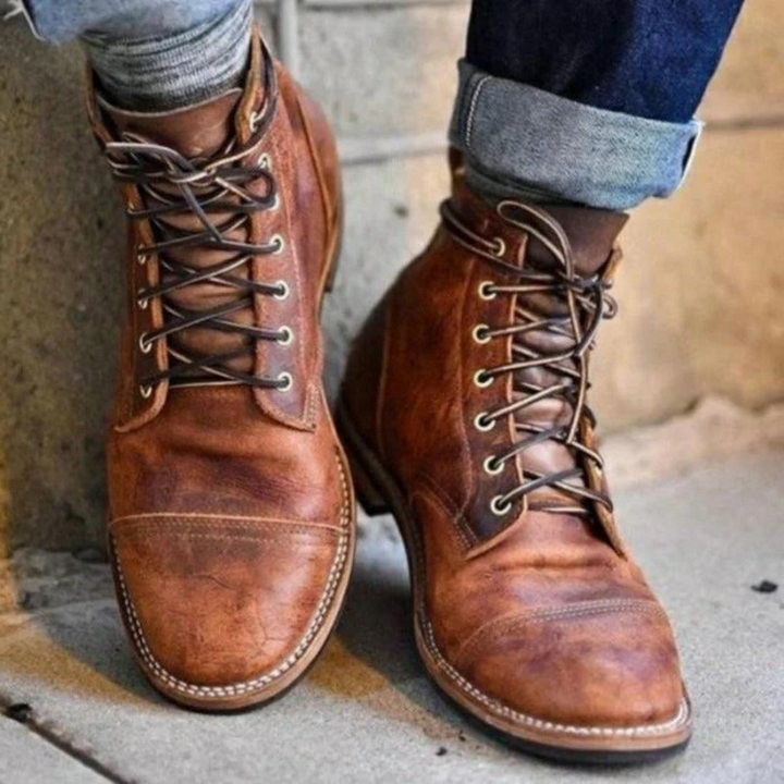 "Bottes vintage hommes marron, élégantes et robustes, style intemporel et confort optimal"