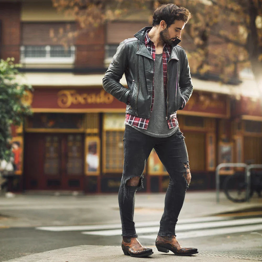 "Bottes western à bout pointu avec broderies, talon haut et allure élégante pour un style audacieux et moderne."