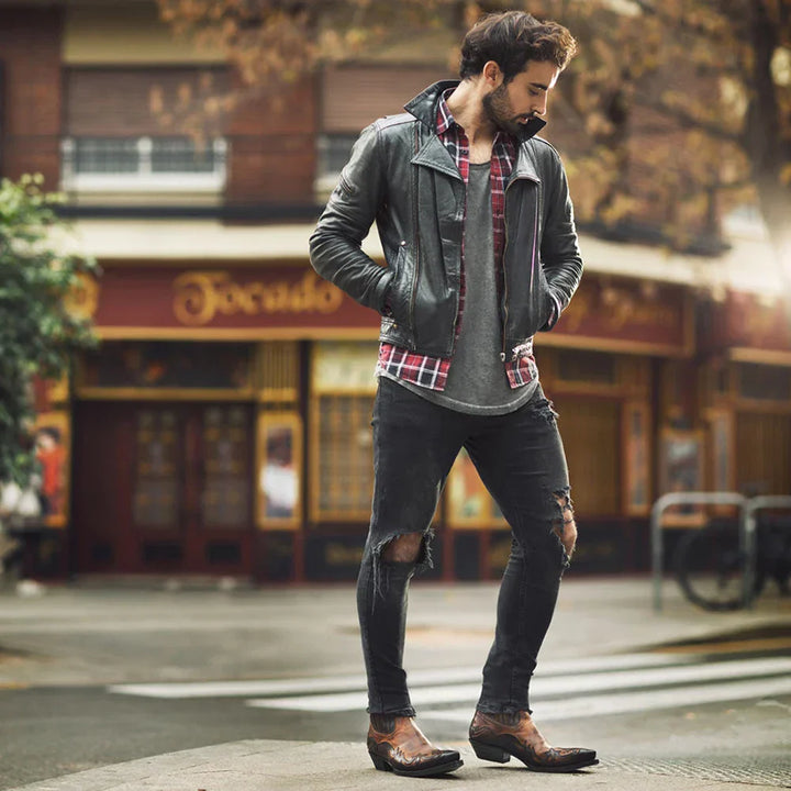 "Bottes western à bout pointu avec broderies, talon haut et allure élégante pour un style audacieux et moderne."