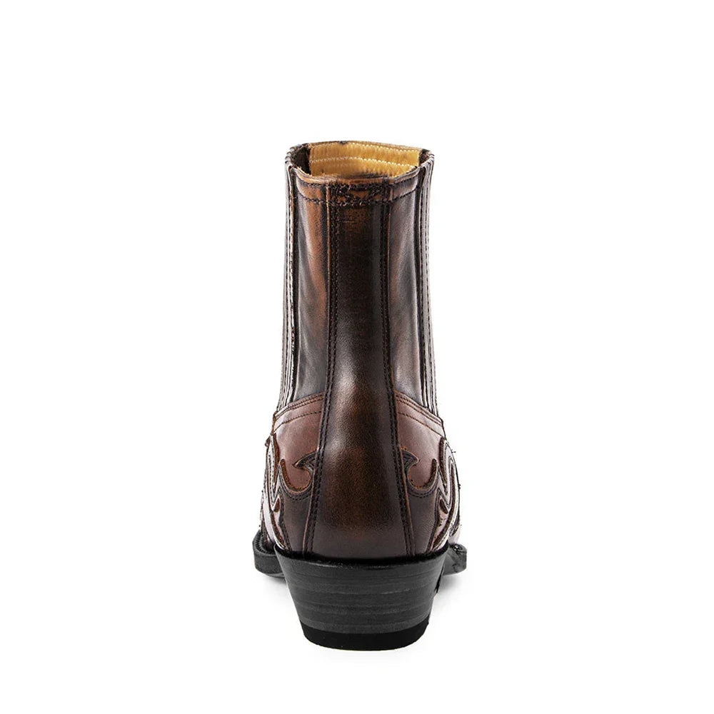 "Bottes western à bout pointu avec broderies, talon haut et allure élégante pour un style audacieux et moderne."