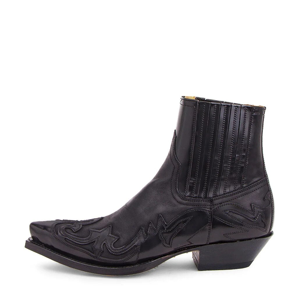 "Bottes western à bout pointu avec broderies, talon haut et allure élégante pour un style audacieux et moderne."