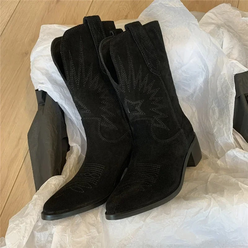 Bottes western femme en cuir brodé, bout pointu, talon bloc, style audacieux et confort durable.