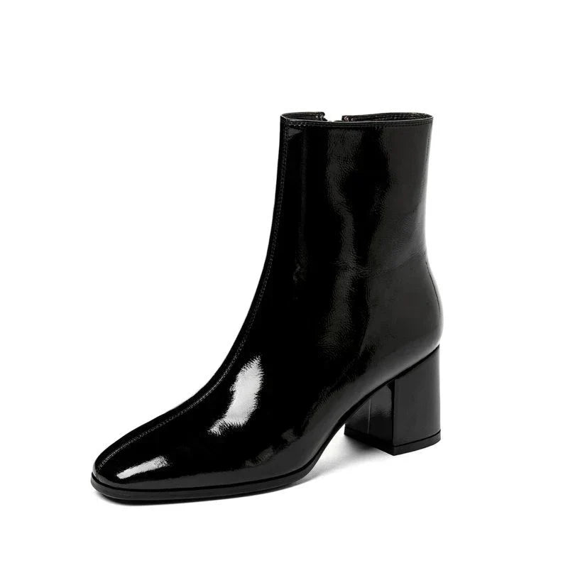 "Bottines à talons glossy pour femme, finition brillante, style moderne et raffiné, confort optimal, parfaites en soirée."
