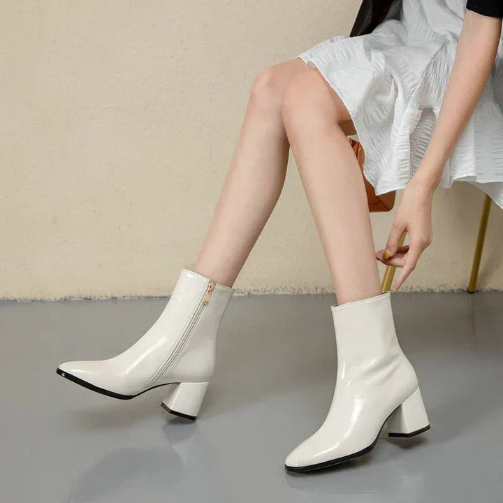 "Bottines à talons glossy pour femme, finition brillante, style moderne et raffiné, confort optimal, parfaites en soirée."