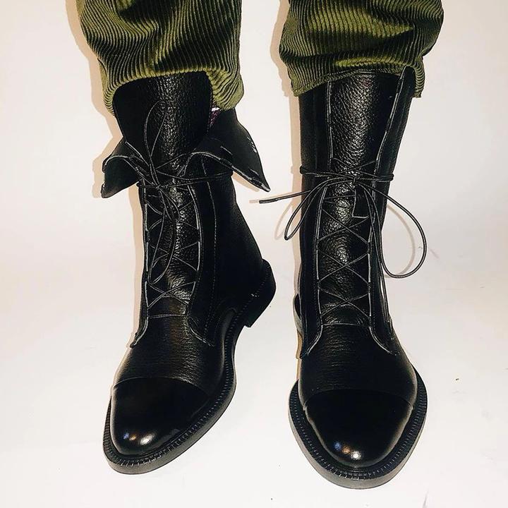 "Bottines élégantes en cuir premium à lacets avec bout pointu, talon bas, couleur marron et noir pour femmes."