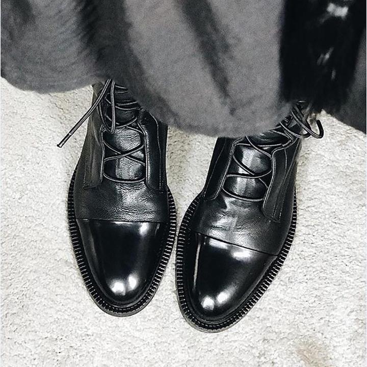 "Bottines élégantes en cuir premium à lacets avec bout pointu, talon bas, couleur marron et noir pour femmes."