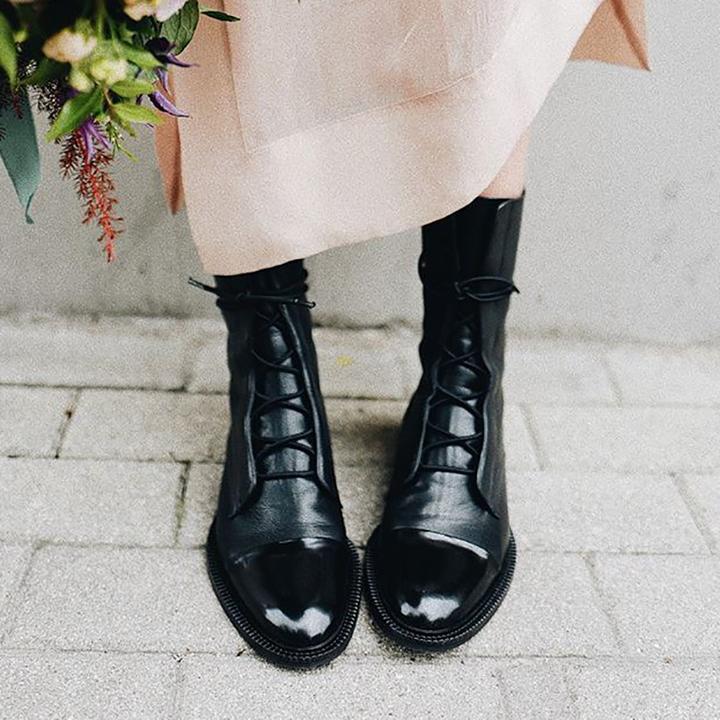 "Bottines élégantes en cuir premium à lacets avec bout pointu, talon bas, couleur marron et noir pour femmes."