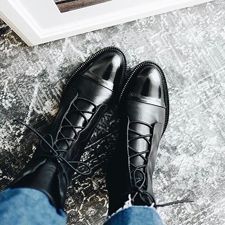 "Bottines élégantes en cuir premium à lacets avec bout pointu, talon bas, couleur marron et noir pour femmes."
