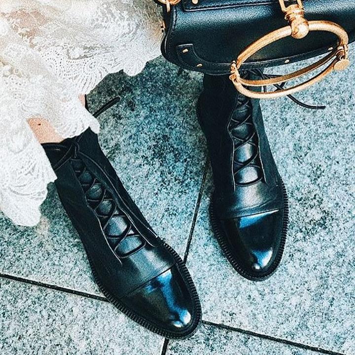 "Bottines élégantes en cuir premium à lacets avec bout pointu, talon bas, couleur marron et noir pour femmes."